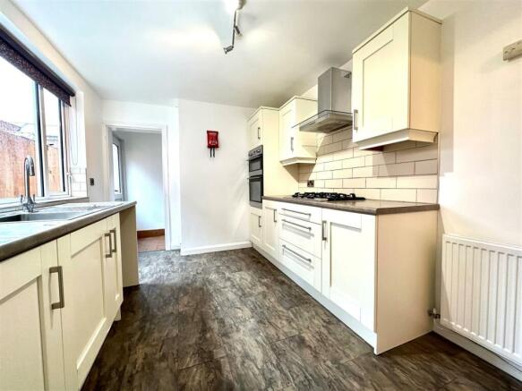 Kitchen 2.jpg