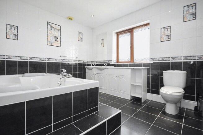 4 bed Detached for sale Image 9