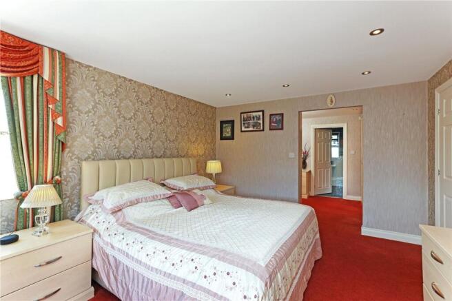 5 bed Detached for sale Image 8