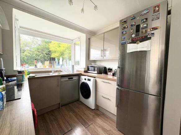 5 bed House to rent Image 4