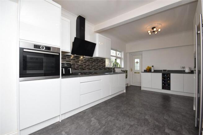4 bed Bungalow to rent Image 6