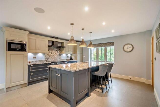5 bed Detached for sale Image 6