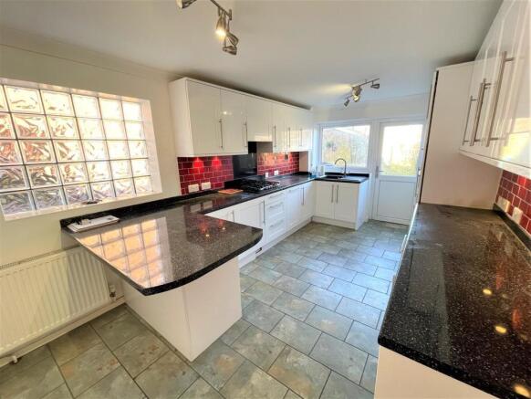 KITCHEN 2.JPG