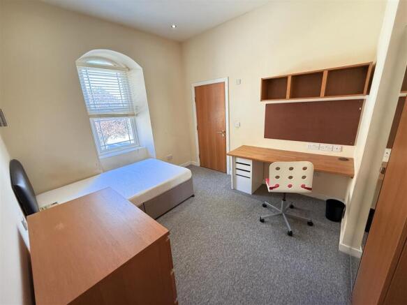 Flat 2 Bedroom 1 (2).JPG