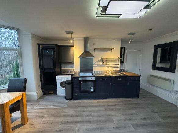 2 bed Apartment to rent Image 5
