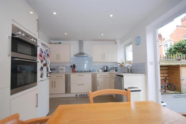 Kitchen/Breakfast Room: