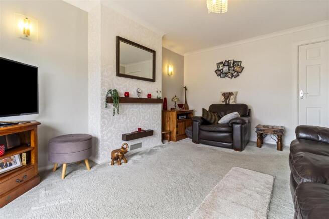 2 Meadow Close-003.JPG