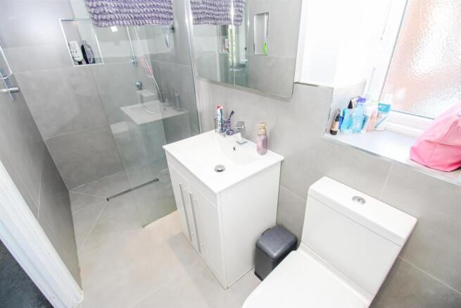 EN SUITE SHOWER ROOM/W.C.
