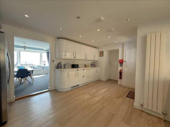 5 bed House for sale Image 8