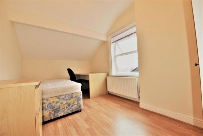 7 bed House to rent Image 8