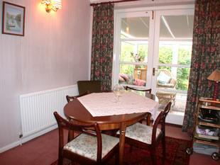 bed / dining room