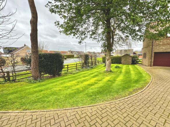 5 bed Detached for sale Image 9