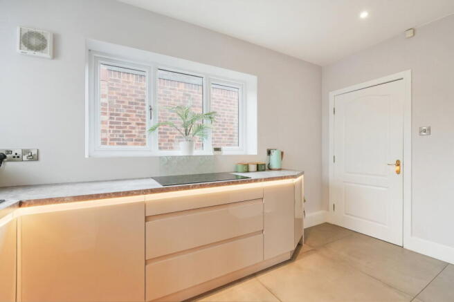 5 bed Detached for sale Image 8