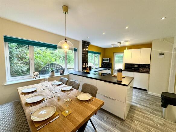 OPEN PLAN KITCHEN/DINING ROOM