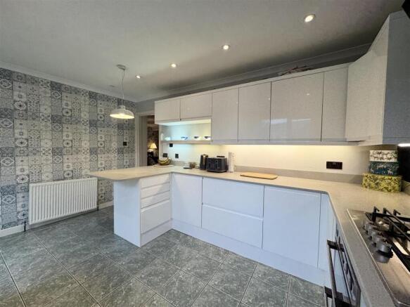 4 bed Semi-Detached for sale Image 9
