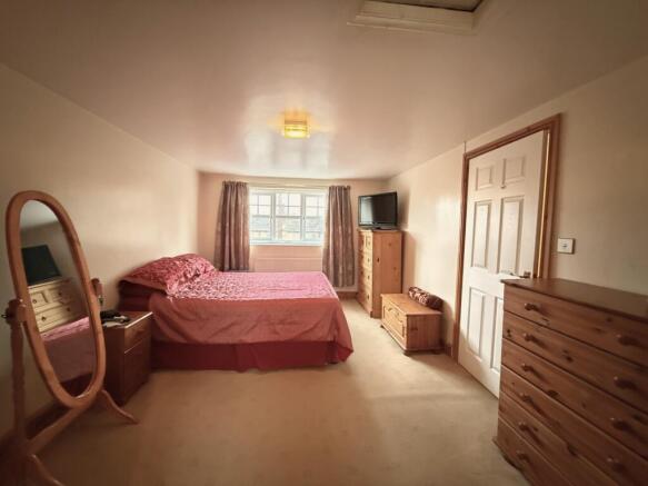 4 bed Semi-Detached for sale Image 11