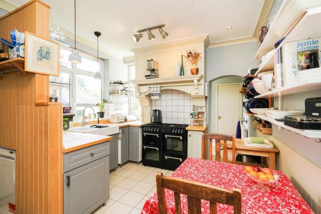 5 bed Semi-Detached for sale Image 5