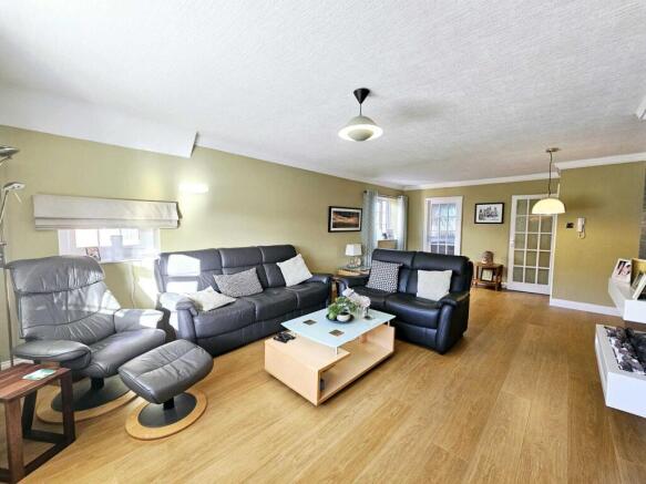 3 bed Flat for sale Image 6