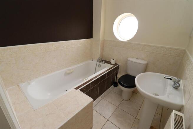 4 bed House to rent Image 11