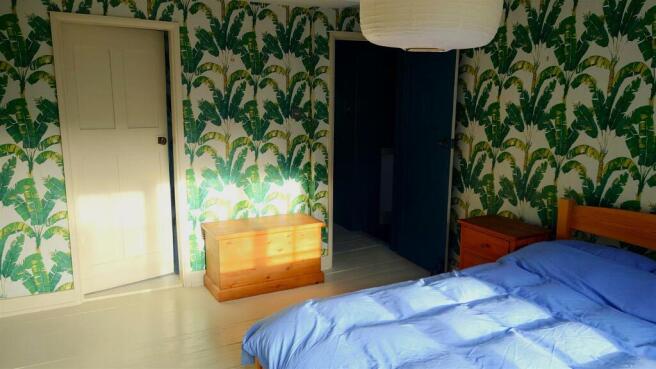 Bedroom 1 02.JPG
