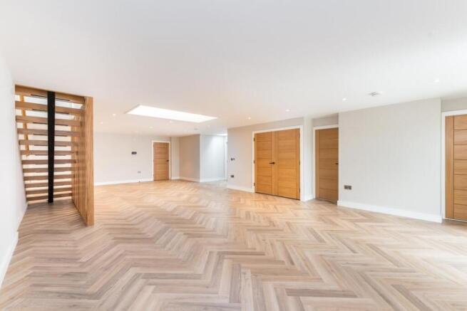 5 bed Detached for sale Image 11
