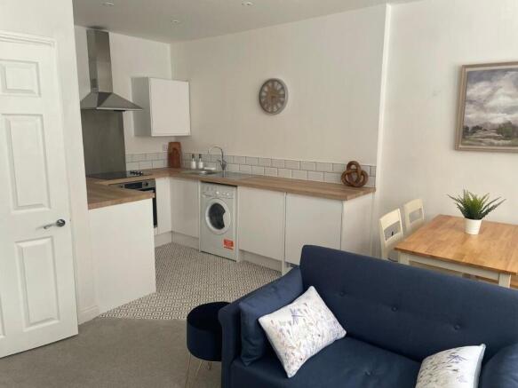 2 bed Apartment to rent Image 6