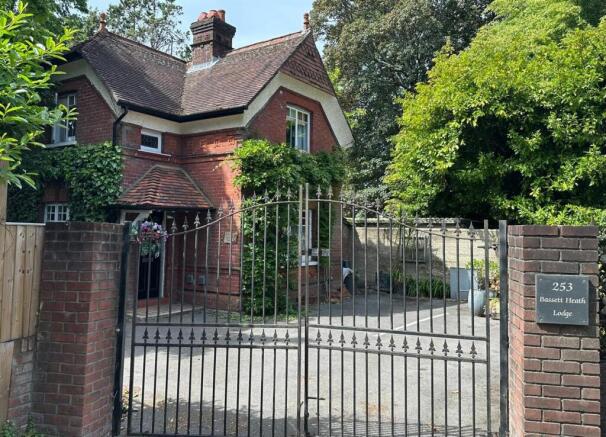 Bassett Heath Lodge 253 Bassett Avenue, Southampton photo 4