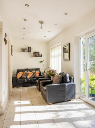 5 bed Detached for sale Image 7