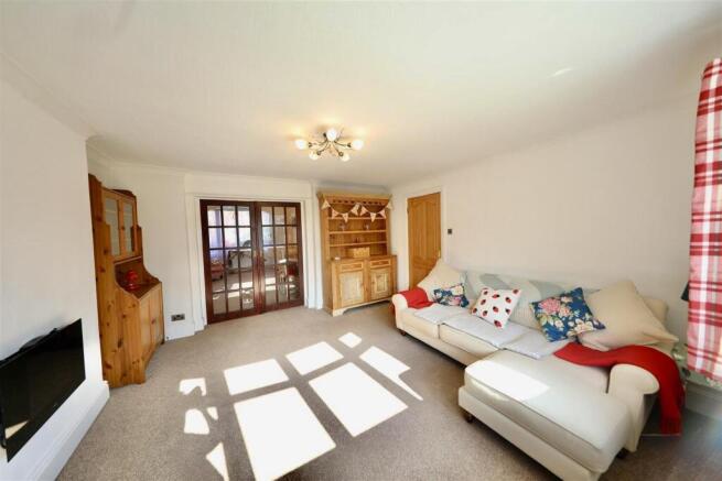 5 bed Detached for sale Image 8