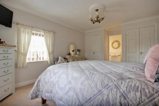 4 bed Detached for sale Image 5
