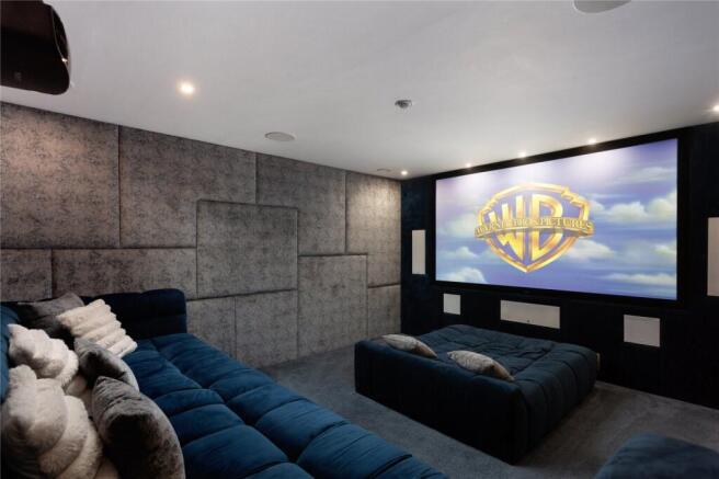 5 bed Detached for sale Image 11
