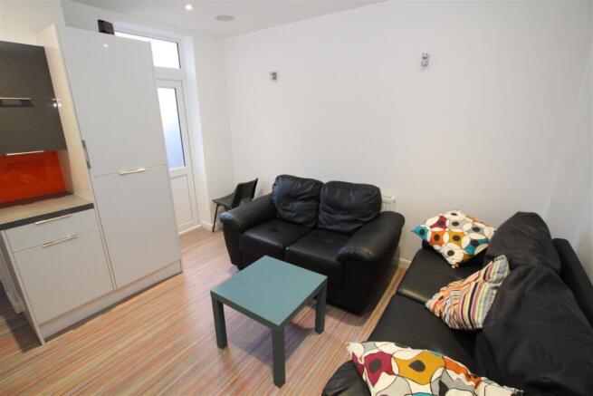 5 bed House to rent Image 10