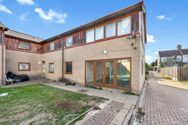 3-bed flat on Sparsholt Road, IG11, £270,000