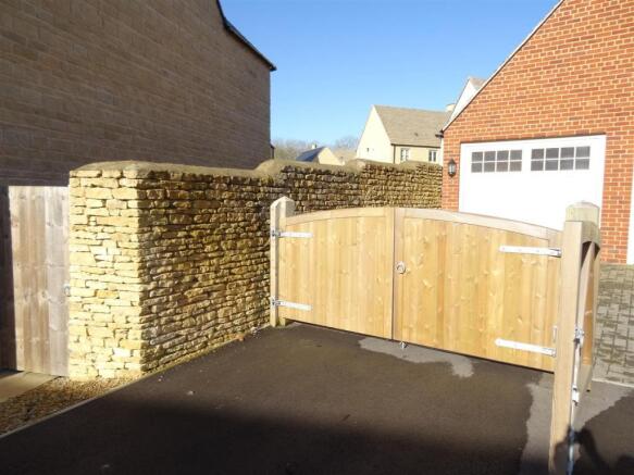 Garage & Parking