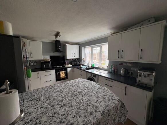 3 bed Detached to rent Image 4