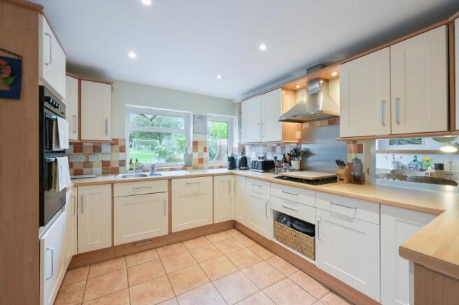 Hookfield, Epsom, KT19 photo 2