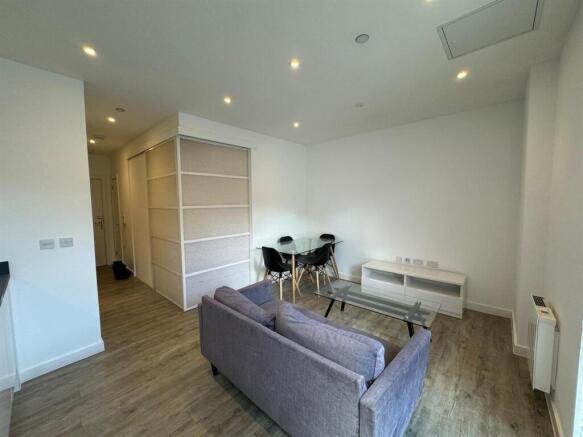 Living area pic 5.jpg