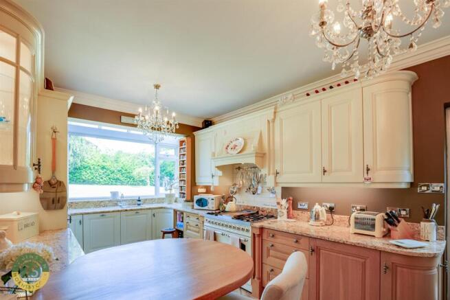 4 bed House for sale Image 7