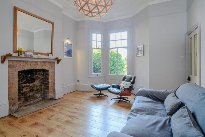 8390710-interior03.jpg
