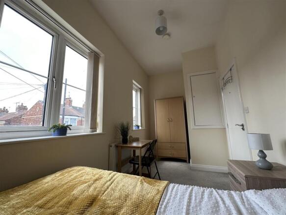4 bed Detached to rent Image 8