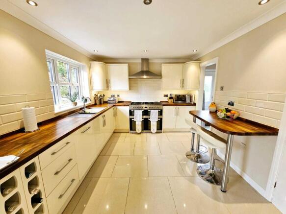 4 bed Detached for sale Image 7