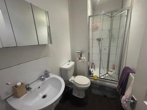 5 bed Semi-Detached to rent Image 7