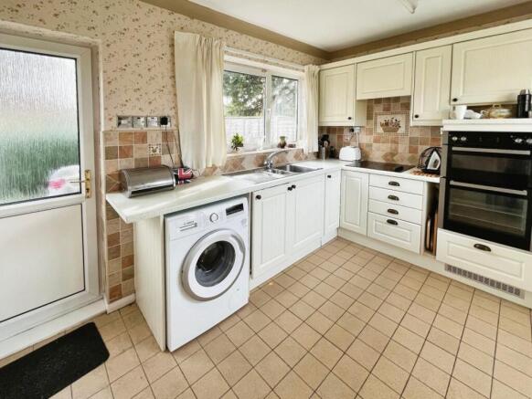 4 bed Detached Bungalow for sale Image 4