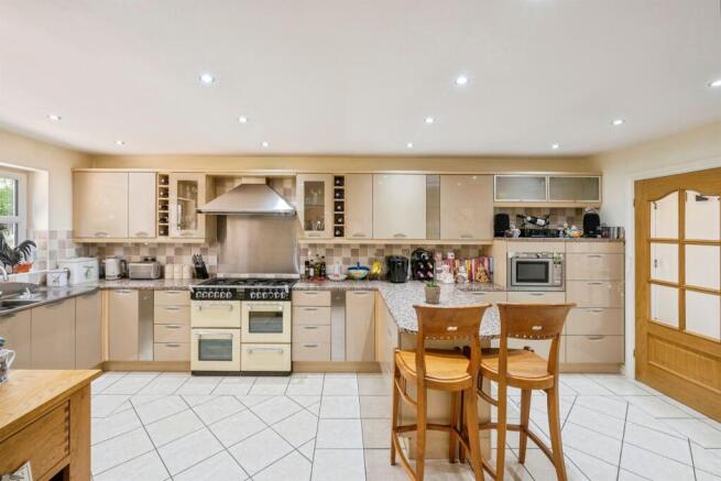4 bed Detached for sale Image 10