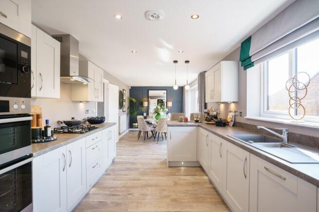 5 bed Detached for sale Image 8