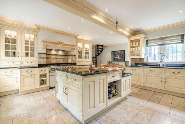 5 bed Detached for sale Image 9