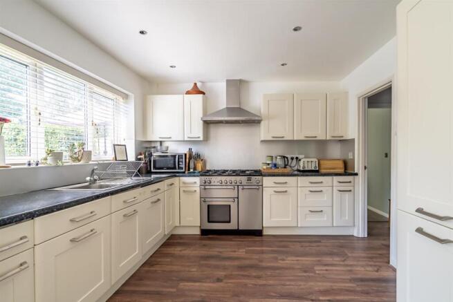 5 bed Semi-Detached for sale Image 4
