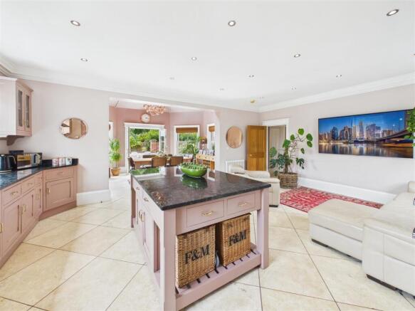 7 bed Detached for sale Image 6