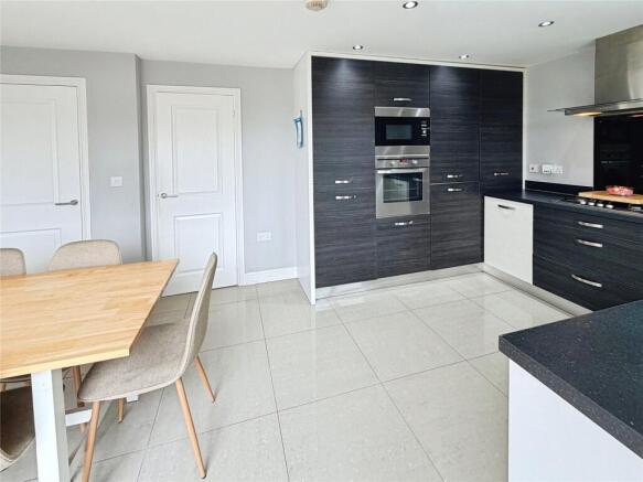 4 bed Detached for sale Image 9