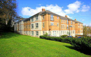 23, Adrian Close, Boxmoor, Hemel Hempstead HP1 1AW